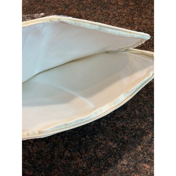 NWOT 13" Laptop Sleeve Quilted White with Blue Floral Print - Picture 3 of 9